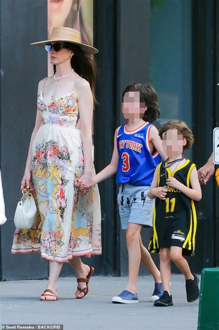 Anne Hathaway Got Caught in a Riptide in Hawaii, Injured Foot