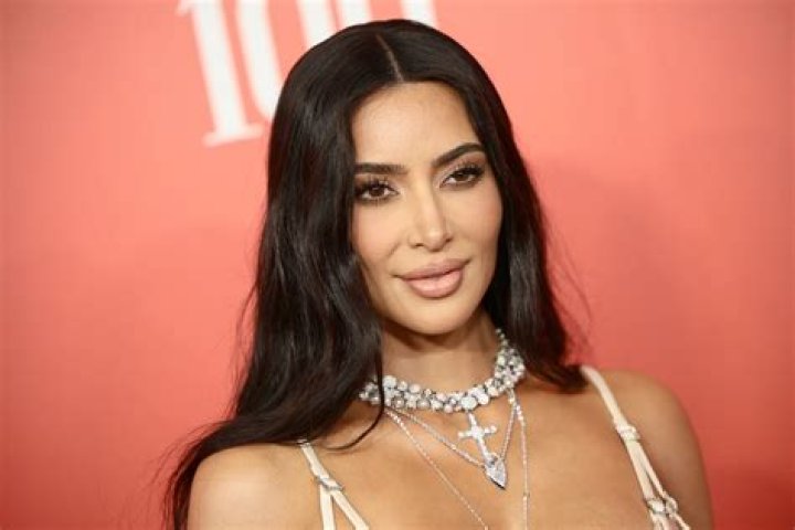 Kim Kardashian Is Brunette Again – World Declares National Holiday
