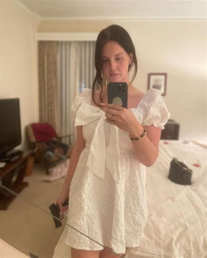 Lana Del Rey 'feels cute' in mirror selfie but fans spot disturbing detail